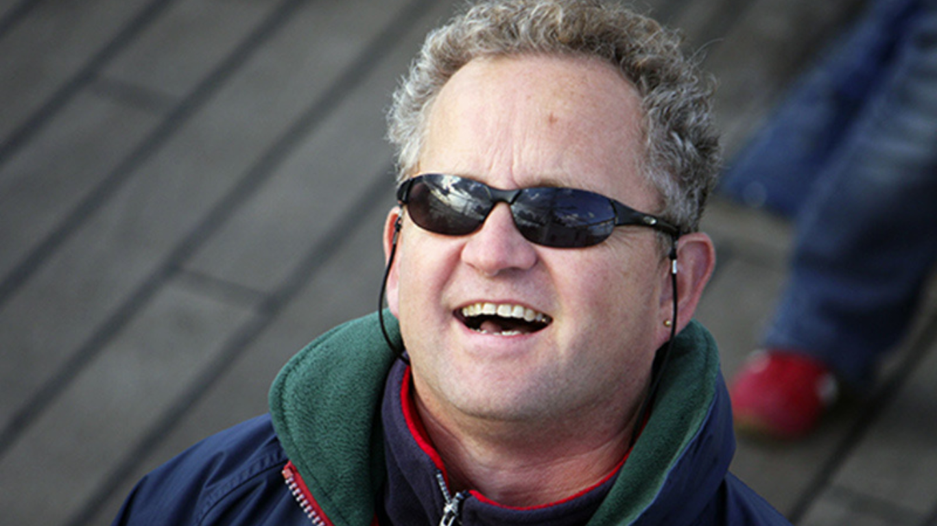 Kai Biermann in Aktion schaut fasziniert in den Himmel und erklärt Wolkenformationen.